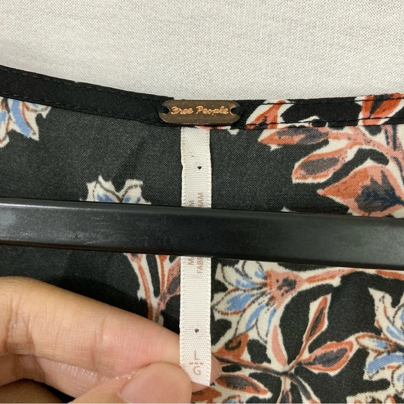 Free People Ruched Smock Santiago Blouse in Black Floral Size Large - Picture 4 of 12